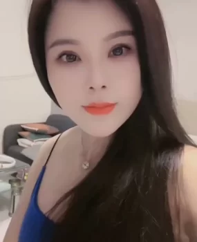 同和八月，御姐类型。