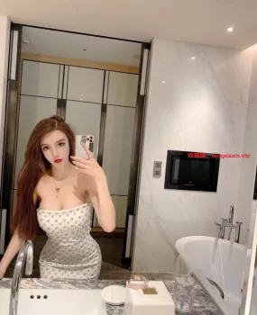 天津妹子身材很好,奶子坚挺有弹性,手感非常好，奶头粉色，一脱了衣服就忍不住亲上去